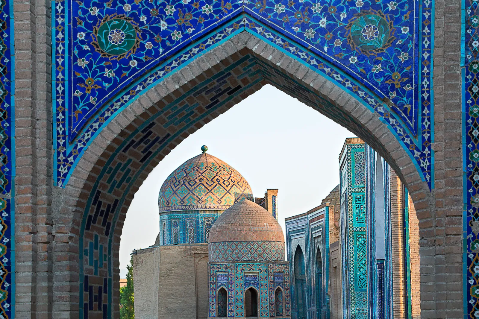 Es ist ein blauer Bogen des Shahi Zinda Mausoleums in Samarkand zu sehen.