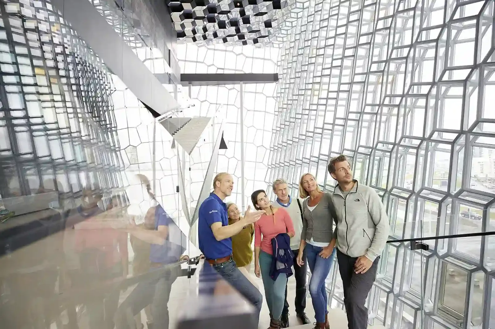 Eine Gruppe von Besuchern in einem Museum mit moderner Architektur.