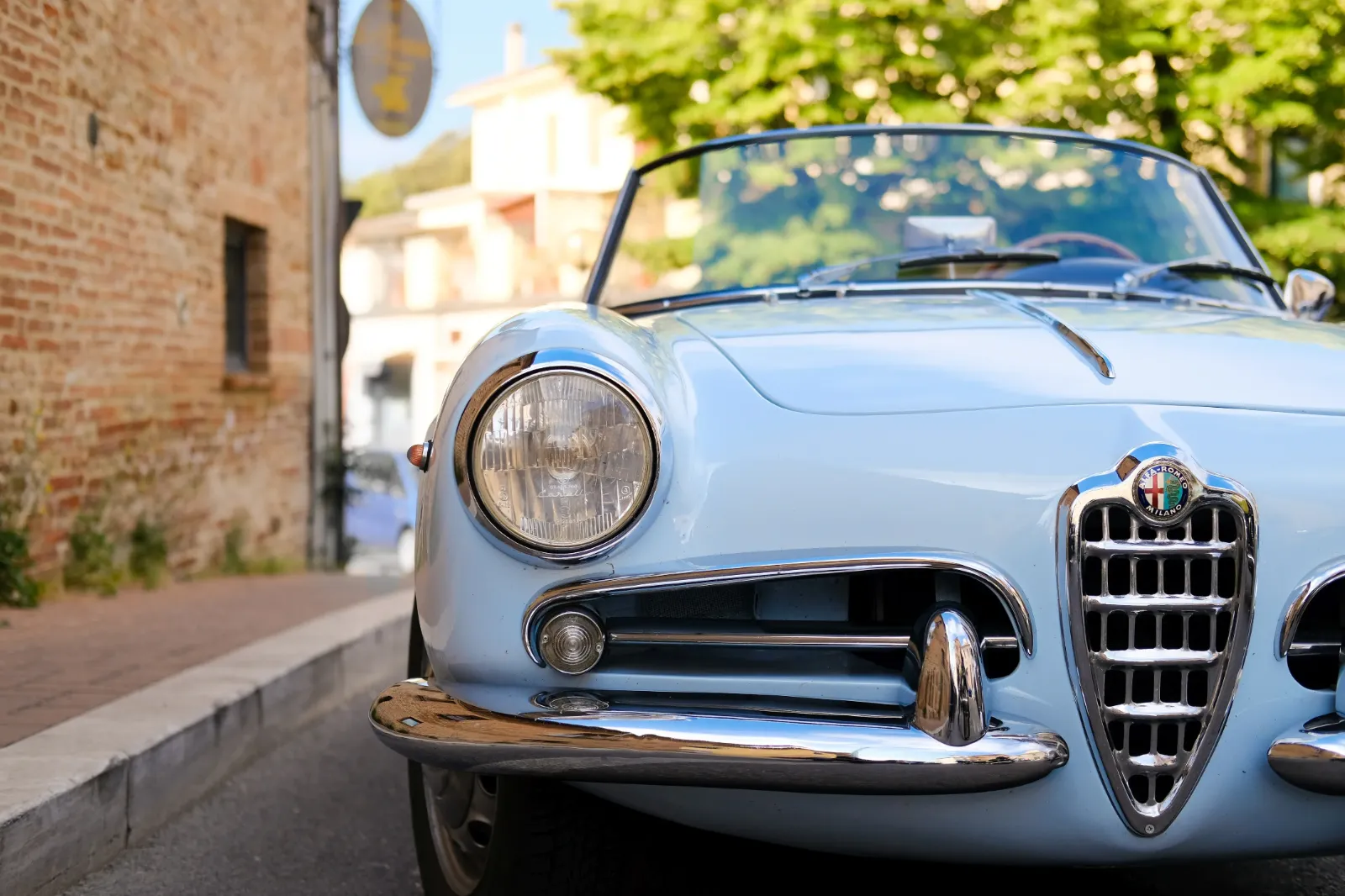 Retro-Sportwagen auf einer Straße mit historischen Gebäuden