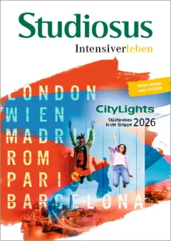 Cover des Katalogs 'CityLights 2026' von Studiosus mit zwei Reisenden, die in die Luft springen.