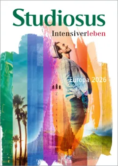 Bild von einem Mann mit buntem Hintergrund, Katalogcover des Europa-Programms 2026 von Studiosus.