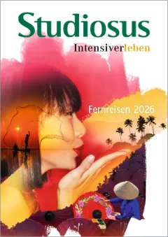 Katalogcover für Fernreisen 2026, zeigt das Gesicht einer Frau von der Seite vor einem farbenfrohen Hintergrund in asiatischer Umgebung.