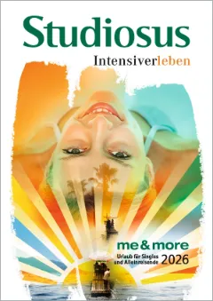 Cover für den Studiosus me&more Katalog 2026 mit einer fröhlichen Frau und buntem Hintergrund.