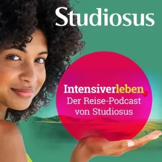 Das Logo des Podcasts "Intensiverleben" von Studiosus ist zu sehen, auf dem eine Frau vor einem grünen Hintergrund mit einer Landschaft abgebildet ist, die eine pinkfarbene Kugel hält, auf der "Intensiverleben Der Reise-Podcast von Studiosus" zu lesen ist.