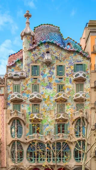 Die einzigartige und farbenfrohe Fassadenarchitektur vom Haus Casa Batllo in Barcelona, entworfen vom berühmten Architekten Antoni Gaudí. 