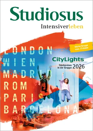 Cover des Katalogs 'CityLights 2026' von Studiosus mit zwei Reisenden, die in die Luft springen.