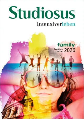 Der Studiosus family Katalog 2026, auf dem eine fröhliche Familie in einem kreativen Design gezeigt sind.