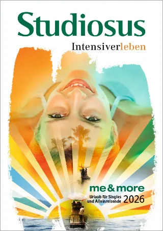 Cover für den Studiosus me&more Katalog 2026 mit einer fröhlichen Frau und buntem Hintergrund.
