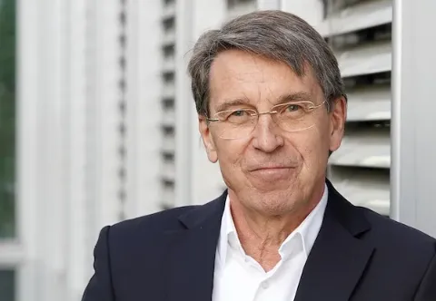 Peter-Mario Kubsch, der CEO der Studiosus-Gruppe, lächelt in die Kamera.