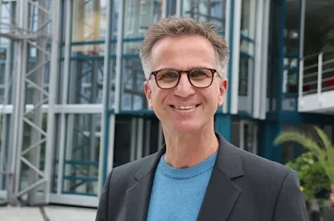 Dr. Frano Ilic, der Pressesprecher der Studiosus-Gruppe, lächelt in die Kamera.