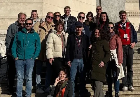 Der Studiosus-Counterbeirat, bestehend aus langjährigen Vertreterinnen und Vertretern aus Reisebüros sowie Entscheidungsträgerinnen und -träger von Studiosus, stehen in Lyon und lächeln in die Kamera.