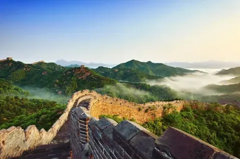 Das Foto wurde auf der Großen Mauer in China aufgenommen mit Blick auf den weiteren Verlauf der Mauer.