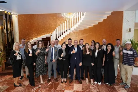 Es ist ein großes Gruppenfoto mit Tony Reyhanloo, dem Head of Corporate Responsibility bei der Studiosus-Gruppe, zu sehen - während eines Child Safeguarding Workshop in Albanien mit ECPAT Albania und Partneragentur Albtours D.