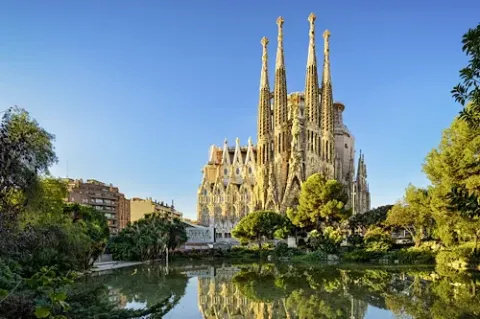 Die berühmte Kirche Sagrada Família in Barcelona ist zu sehen - im Vordergrund auch der kleine See beim Plaça de Gaudí.