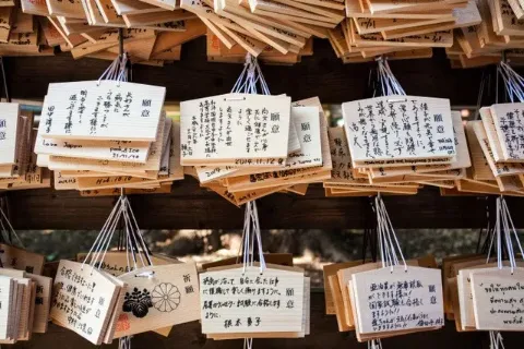 In einem Shinto-Schrein in Japan hängen kleine Holztäfelchen mit guten Wünschen für das neue Jahr.
