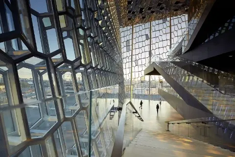 Architektonische Details eines modernen Gebäudes mit geometrischen Formen.