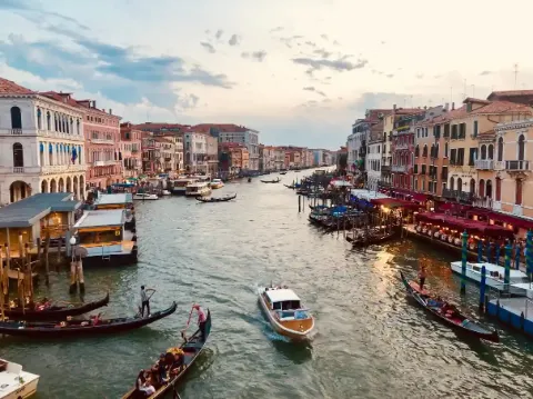 Gondeln fahren auf dem Kanal in Venedig, umgeben von historischen Gebäuden.