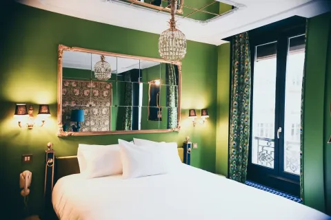 Ein modernes Schlafzimmer mit grünen Wänden und eleganter Einrichtung.