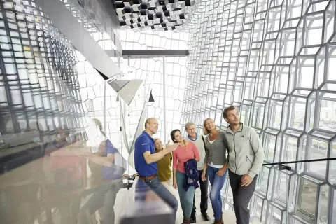 Eine Gruppe von Besuchern in einem Museum mit moderner Architektur.