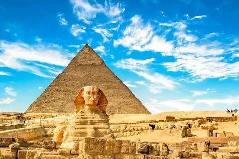 Ansicht der Sphinx und der Großen Pyramide von Gizeh bei sonnigem Wetter.