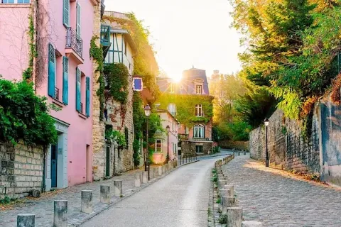 Eine Straße mit farbenfrohen Häusern im Stadtviertel Montmartre in Paris.