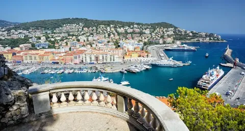 Ein Blick auf dem alten Hafen von Nizza, mit Booten und Häusern, bei sonnigem Wetter.