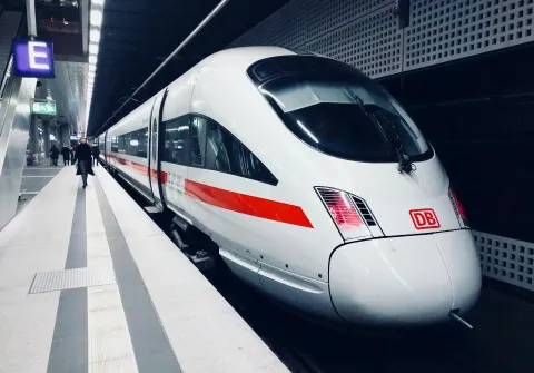 Ein moderner Hochgeschwindigkeitszug der Deutschen Bahn am Bahnhof.