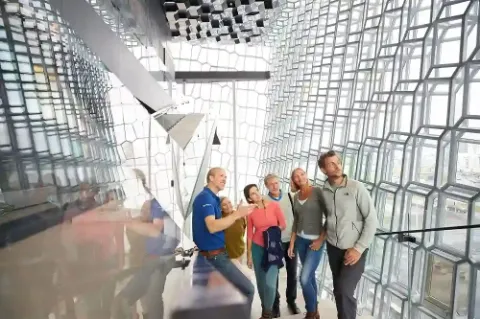 Eine Reisegruppe besucht ein Museum mit moderner Architektur.
