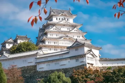 Die „Burg des Weißen Reihers“ in Himeji strahlt mit weißer Fassade und ist UNESCO-Welterbe.