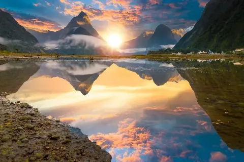 Der berühmte Berg Mitre Peak erhebt sich aus dem Milford Sound Fjord im neuseeländischen Fiordland-Nationalpark.