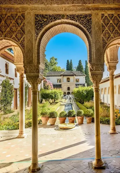 Der Innenhof des Palacio de Generalife im Alhambra in der andalusischen Stadt Granada.