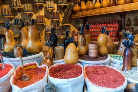Vielfalt an Gewürzen in Schalen auf einem Markt