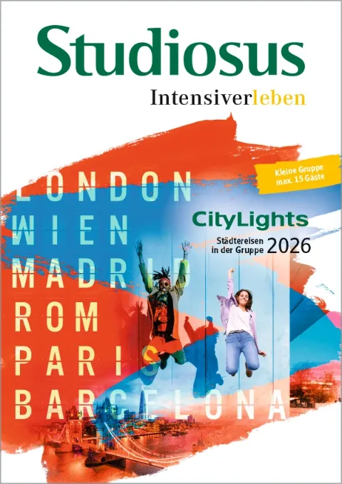 Cover des Katalogs 'CityLights 2026' von Studiosus mit zwei Reisenden, die in die Luft springen.