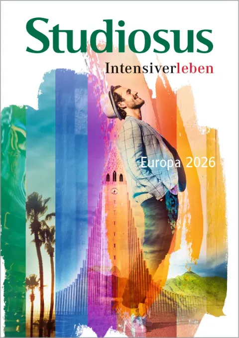 Bild von einem Mann mit buntem Hintergrund, Katalogcover des Europa-Programms 2026 von Studiosus.
