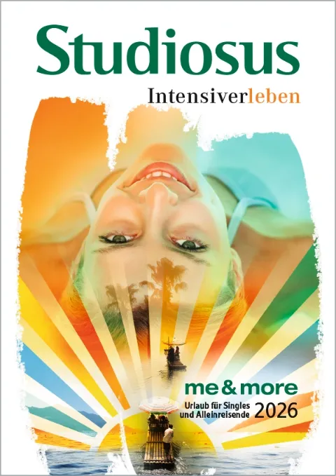 Cover für den Studiosus me&more Katalog 2026 mit einer fröhlichen Frau und buntem Hintergrund.