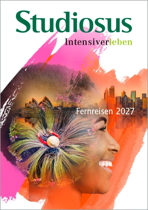Katalogcover für Fernreisen 2027, zeigt das lachende Gesicht einer Frau von der Seite vor einem farbenfrohen Hintergrund in asiatischer und australischer Umgebung.