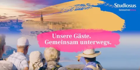 Eine Reisegruppe von Studiosus genießt die Aussicht auf eine Stadtlandschaft.