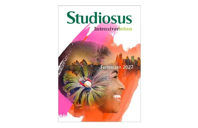 Es ist das Cover der Fernreisenkatalogs von Studiosus Reisen München der Saison 2027 zu sehen, auf dem ein Composing zu sehen ist.