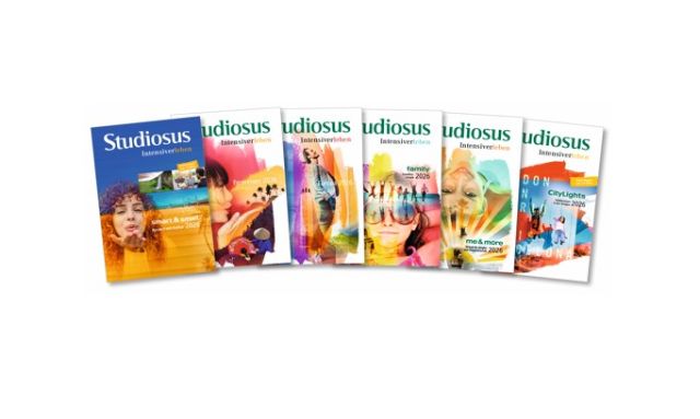 Die Studiosus-Kataloge für die Saison 2026 liegen wie ein Fächer (v. l. "smart & small", "Fernreisen", "Europa", "family", "me & more" und "CityLights").