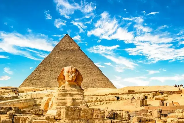Ansicht der Sphinx und der Großen Pyramide von Gizeh bei sonnigem Wetter.
