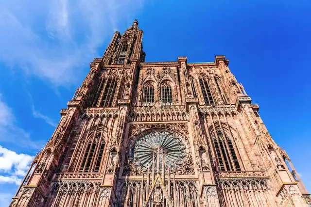 Die Außenfassade der Kathedrale Unserer Lieben Frau (Notre-Dame) von Straßburg, auch bekannt als Straßburger Münster.