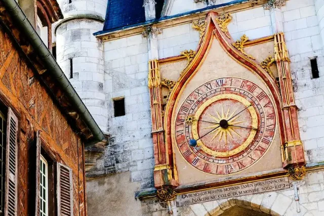 Der Uhrturm im Altstadtviertel von Auxerre in der französischen Region Burgund. Ihre Zeiger zeigen die Uhrzeit sowie die Mondphase an.