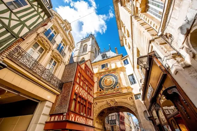 Eine historische Straße mit einer astronomischen Uhr in Rouen, der Hauptstadt der französischen Region Normandie.