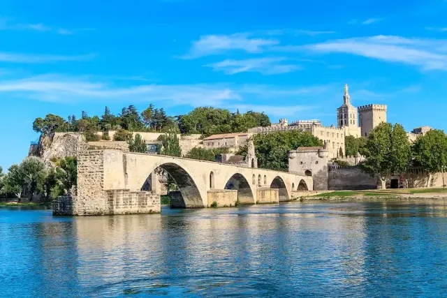 Die Brücke von Avigon über den Rhone Fluss bei blauem Himmel und sonnigem Wetter.