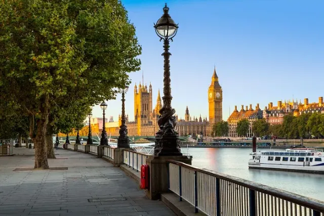 Ein Spazierweg entlang der Themse in London mit Blick auf das Westminster Parlament und der Big Ben.