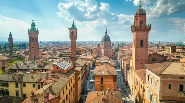 Ein Blick über die Altstadt von Bologna mit hohen Turmen und historischen Häusern.