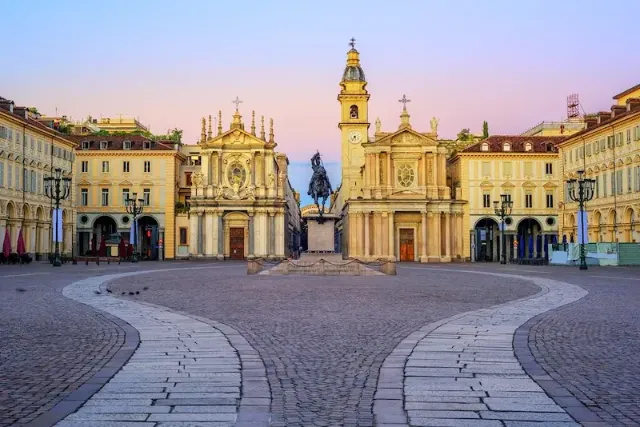 Der Platz Piazza San Carlo und die Zwillingskirchen Santa Cristina und San Carlo Borromeo im Zentrum der Turiner Altstadt.