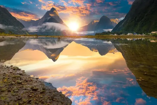Der berühmte Berg Mitre Peak erhebt sich aus dem Milford Sound Fjord im neuseeländischen Fiordland-Nationalpark.