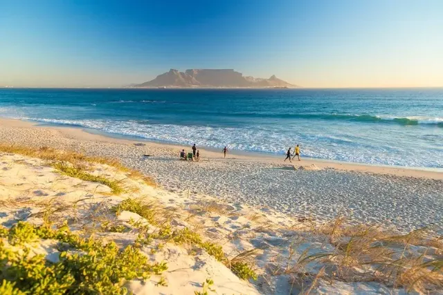 Der Tafelberg in Kapstadt am Meer vom Bloubergstrand aus gesehen.