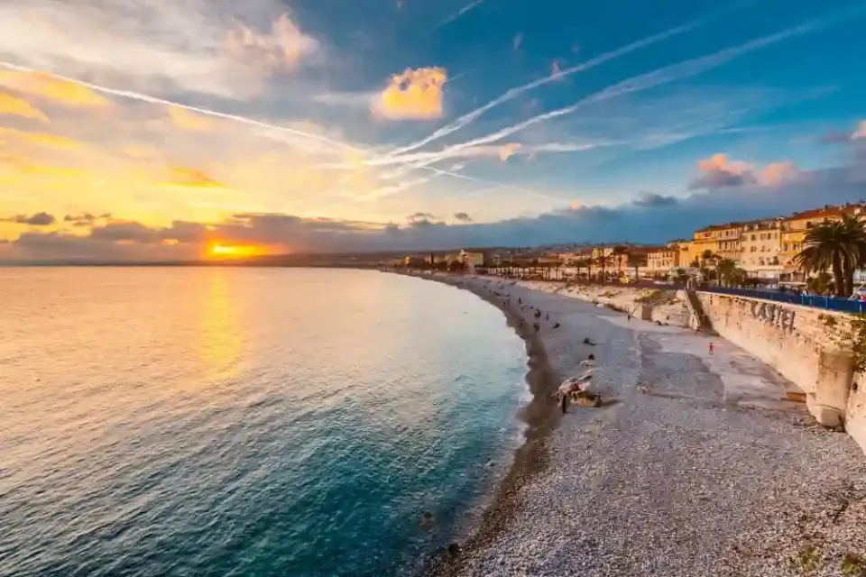 Panoramablick auf die Küste von Nizza bei Sonnenuntergang.